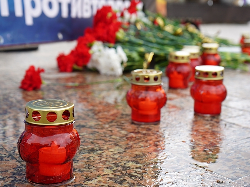 Мегионцы вспоминают жертв бесланской трагедии.