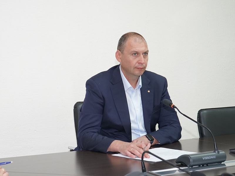 глава города на аппаратном совещании.