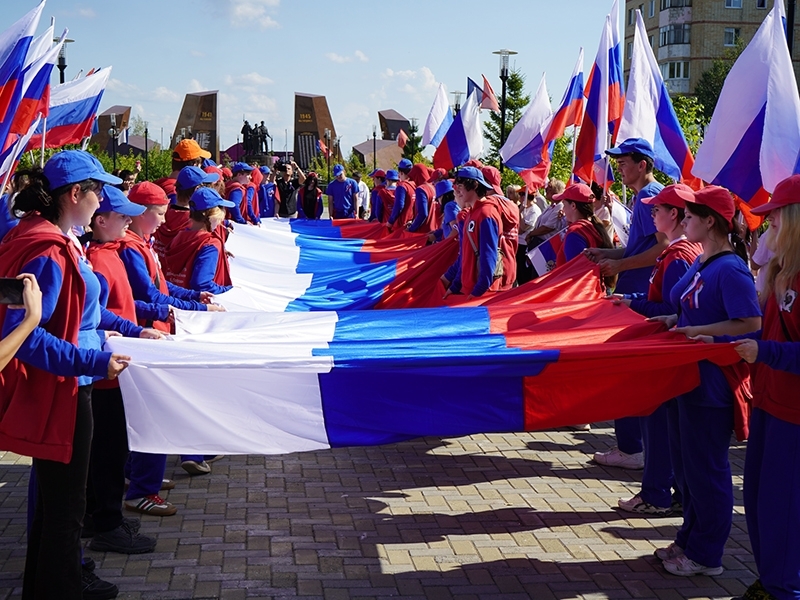 Торжественное празднование Дня государственного флага Российской Федерации.
