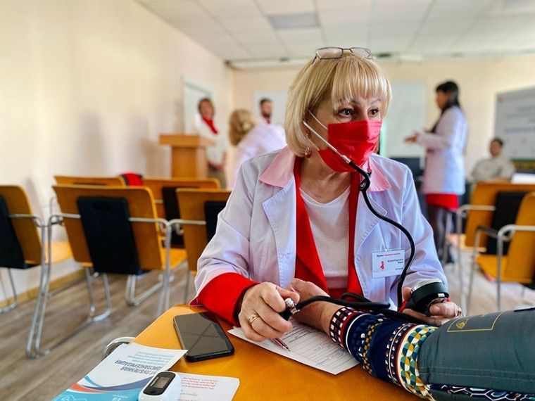 В Мегионе провели акцию «Красное платье - Сердце женщины».